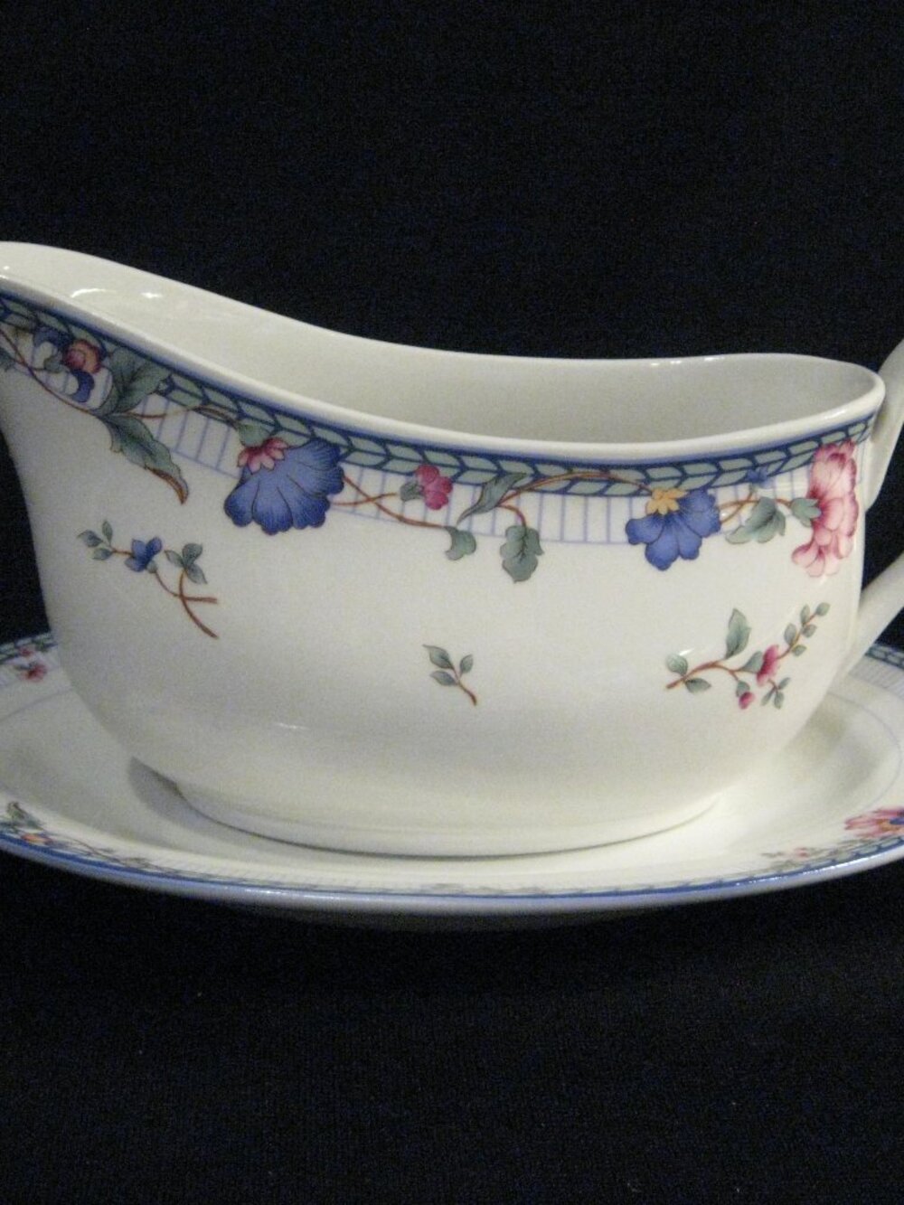 ONEIDA BLUE LATTICE GRAVY BOAT WITH UNDERPLATE